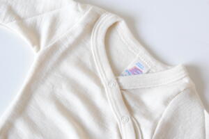 Offwhite omlottbody i GOTS-certifiered ull/silke från Engel