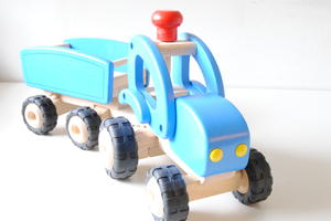Stor och rejäl traktor med släp i trä från tyska Goki