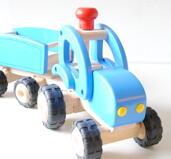 Stor och rejäl traktor med släp i trä från tyska Goki