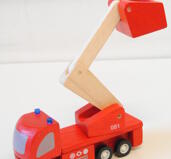 Brandbil i trä från Plantoys 